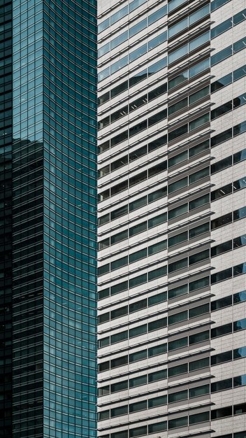 Rascacielos de oficinas con fachada de cristal