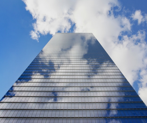 Rascacielos con el reflejo de nubes