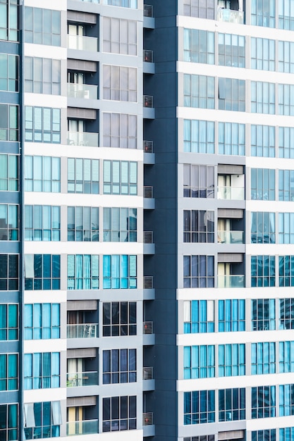 Rascacielos con ventanas y balcones