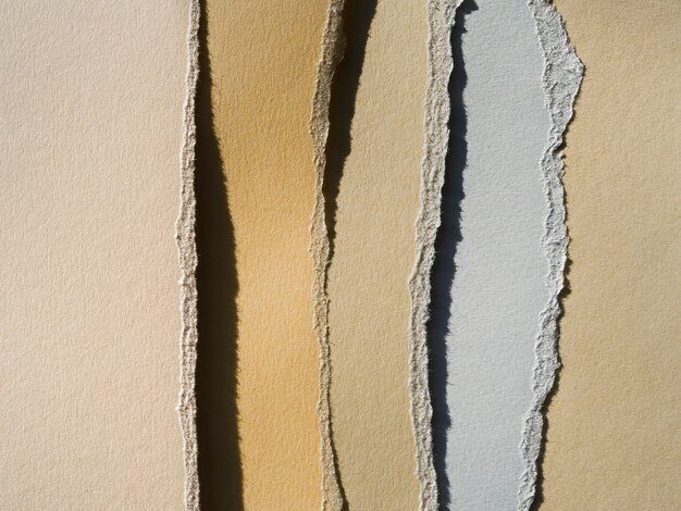 Rasgaduras verticales en papel de color.