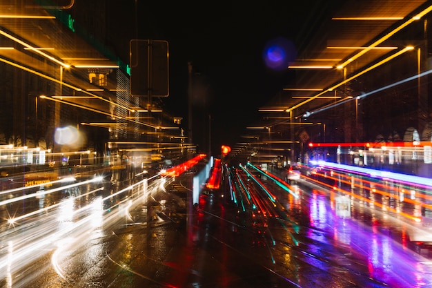 Rastros de luces del coche en la calle