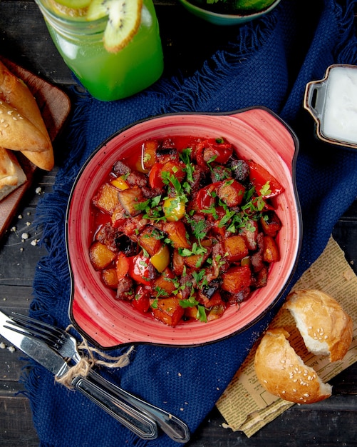 Foto gratuita ratatouille berenjena patata carne tomate vista superior