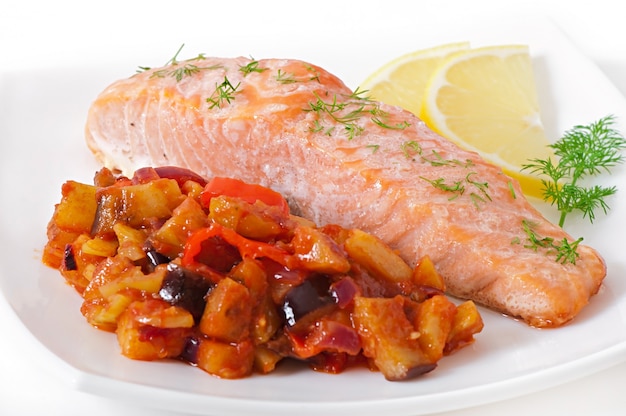 Foto gratuita ratatouille de salmón al horno con verduras