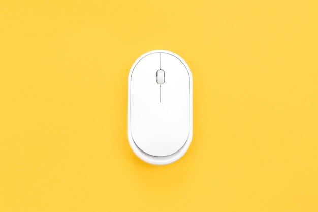 Ratón de la computadora sobre un fondo amarillo aislado endecha plana