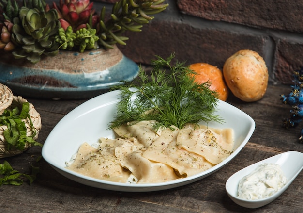 raviolli con verde sobre la mesa