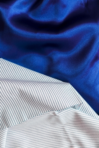 Rayas blancas patrón textil en terciopelo liso drapeado