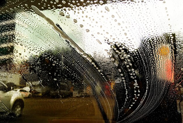 Rayas de lavado de jabón en el parabrisas de un automóvil