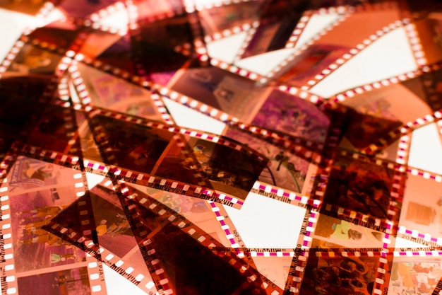 Rayas de película de 35 mm negativas en una caja de luz.
