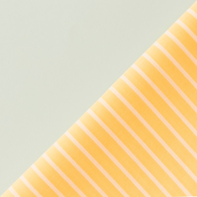 Foto gratuita rayas en tela amarilla sobre el fondo blanco
