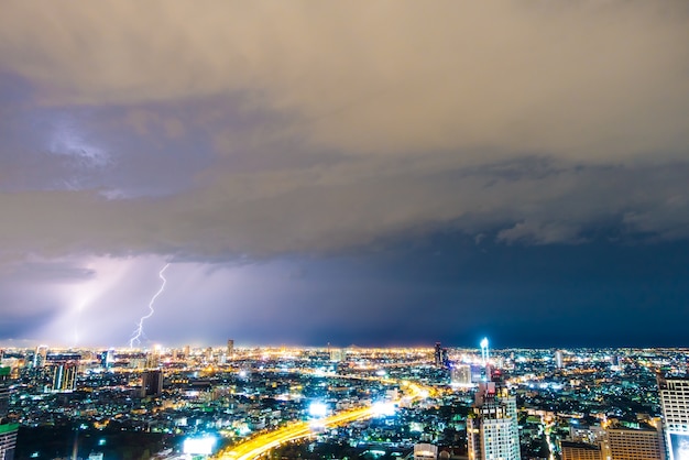 Foto gratuita rayo cayendo sobre una ciudad