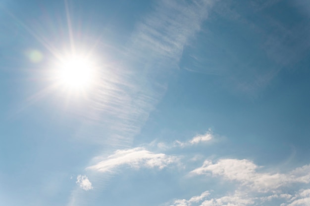 Rayos de sol en el cielo nublado