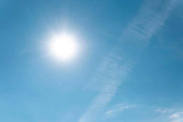 Rayos de sol en el cielo nublado