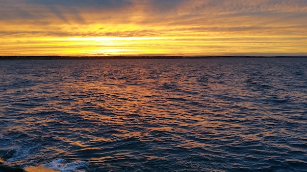 Foto gratuita rayos de sol en la playa