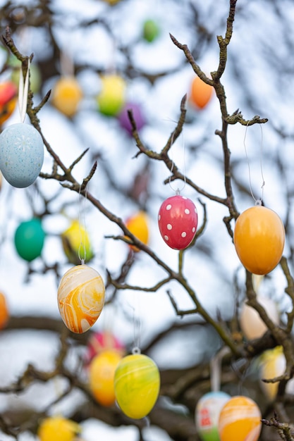 Árbol decorado con coloridos huevos de pascua calle decoración de pascua