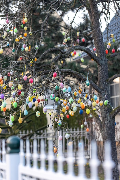 Árbol decorado con coloridos huevos de pascua calle decoración de pascua