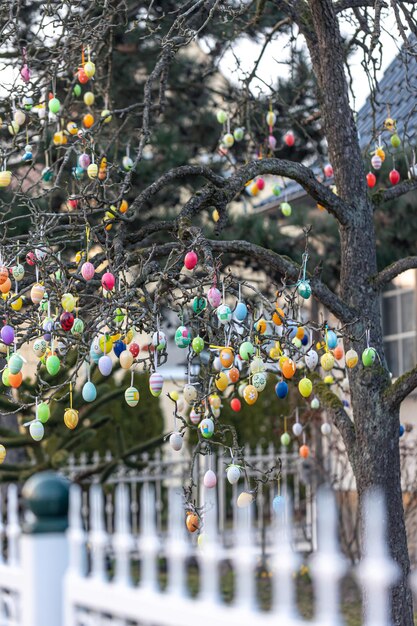 Árbol decorado con coloridos huevos de pascua calle decoración de pascua