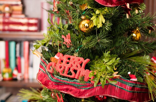 Árbol decorativo con un letrero de feliz navidad