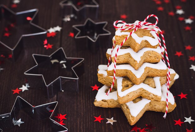 Árbol de galletas navideño hecho con cortador de galletas estrella pan de jengibre año nuevo pasrty