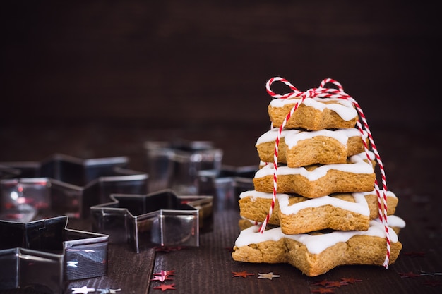 Árbol de galletas navideño hecho con cortador de galletas estrella pan de jengibre año nuevo pasrty