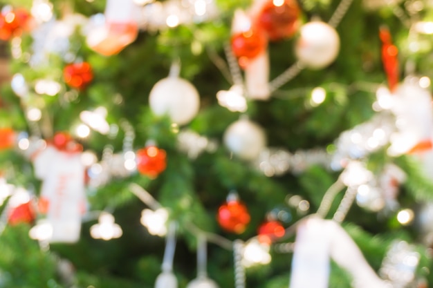 Árbol de navidad adornado desenfocado