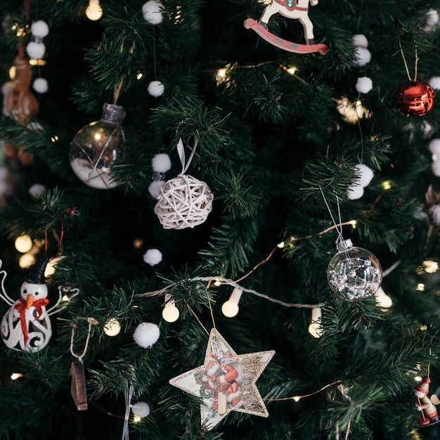 Árbol de Navidad con adornos de cerca