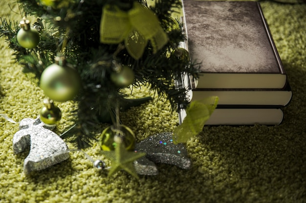 Árbol de Navidad cerca de libros antiguos