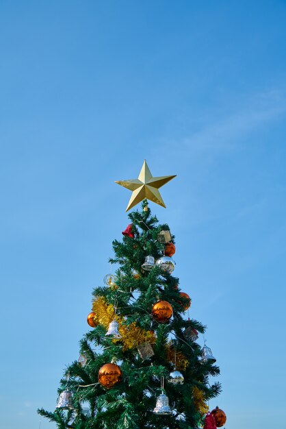 Árbol de navidad con decoración colorida