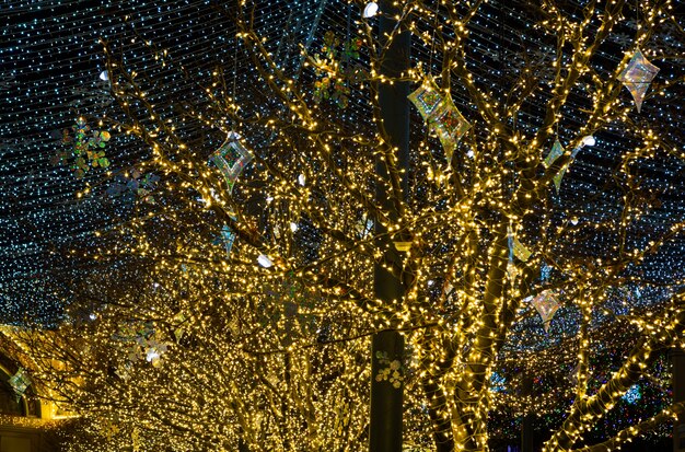 Árbol de navidad con la decoración