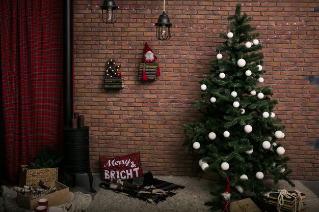 Árbol de Navidad en una habitación loft