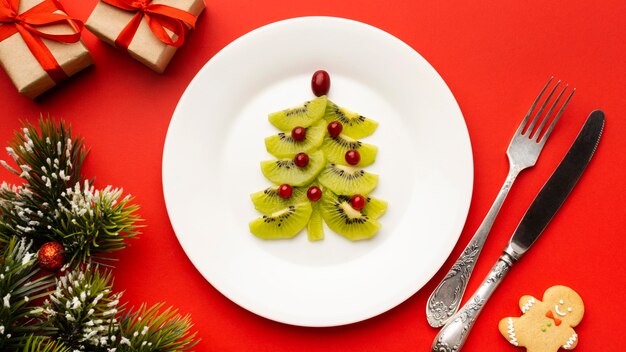 Árbol de Navidad hecho con comida.