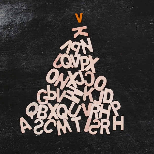 Árbol de navidad hecho de letras de madera.