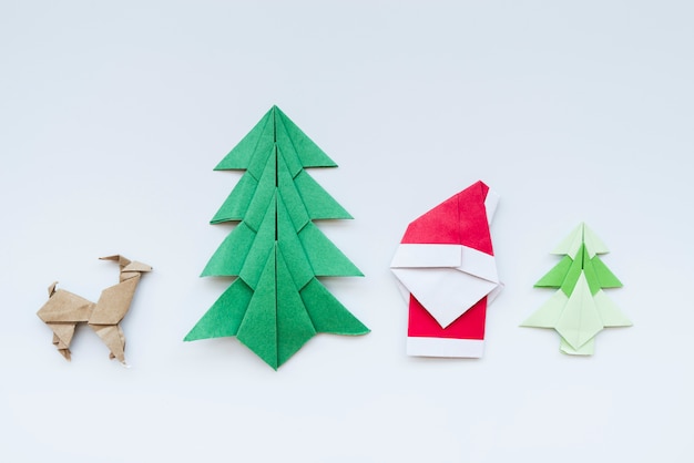 Árbol de navidad hecho a mano; reno; Papá Noel origami de papel aislado sobre fondo blanco
