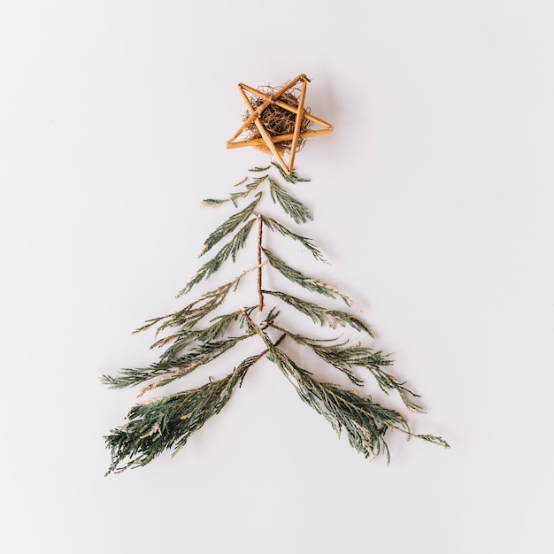 Árbol de navidad hecho de ramas de abeto