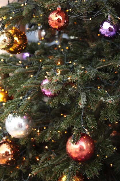 Árbol de Navidad con hermosas bolas decorativas y luces.