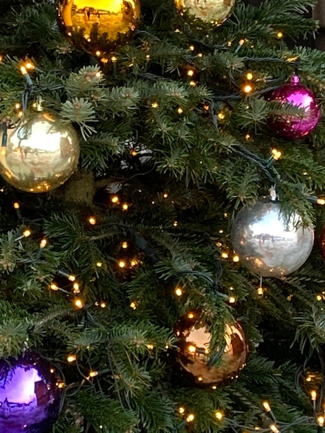 Árbol de Navidad con hermosas bolas decorativas y luces.