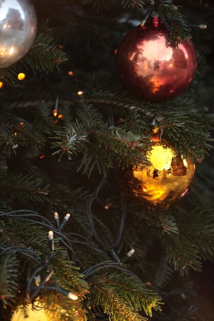 Árbol de Navidad con hermosas bolas decorativas y luces.