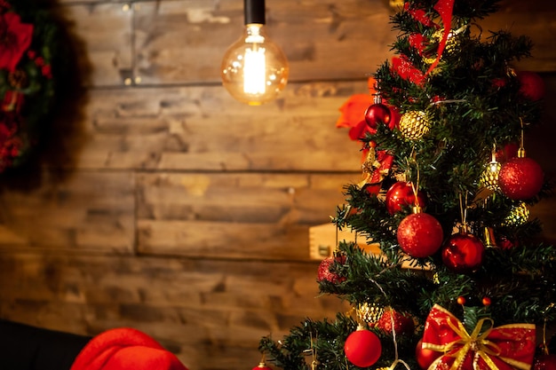 Árbol de Navidad con hermosas decoraciones en Nochebuena. Noche de vacaciones.