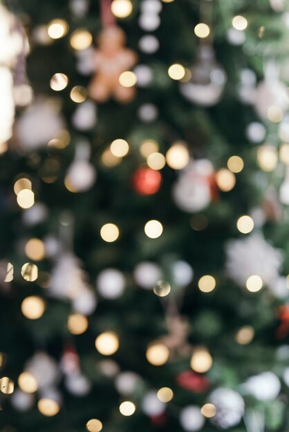 Árbol de Navidad con luces borrosas