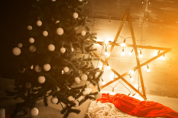 Árbol de Navidad con luces y estrellas en una habitación loft