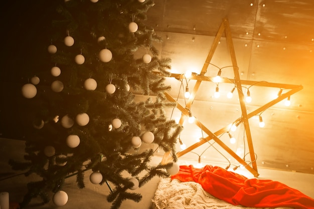 Árbol de Navidad con luces y estrellas en una habitación loft