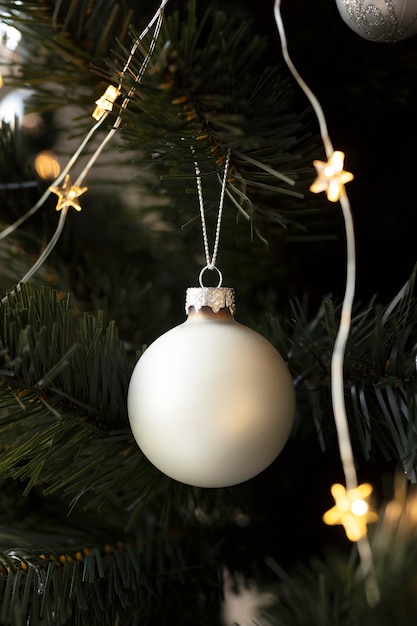 Árbol de navidad con luces y globo.