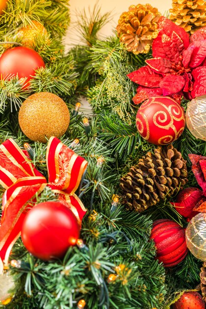 Árbol de navidad con piñas y bolas de colores