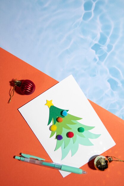 Árbol de navidad plano en la piscina