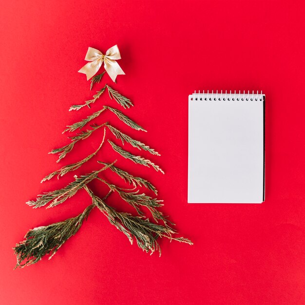 Árbol de navidad de ramas de abeto con bloc de notas