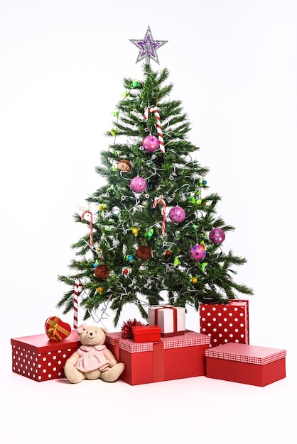 Árbol de navidad con regalos en el fondo blanco