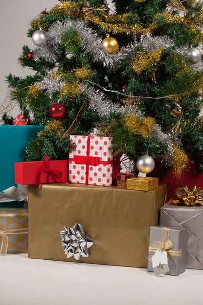 Árbol de navidad con regalos