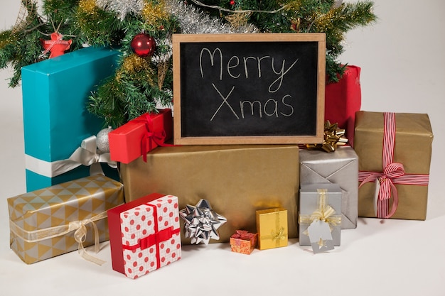 Árbol de navidad con regalos