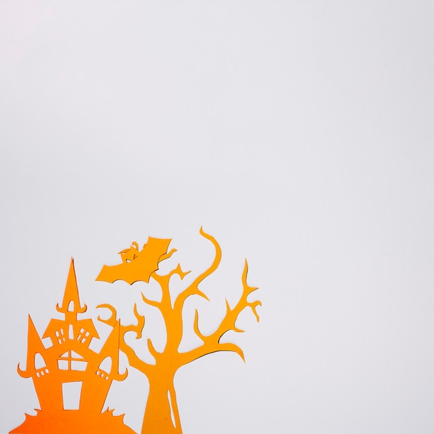 Árbol de papel naranja con murciélago y castillo