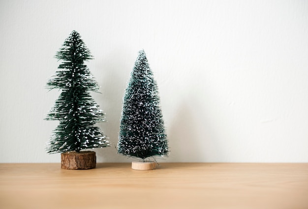 Árboles de Navidad con fondo de espacio de diseño