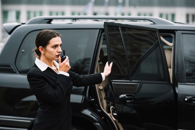 Área de control de mujer de seguridad